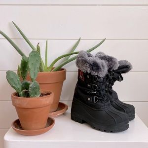 KIDS SNOW BOOTS size 9